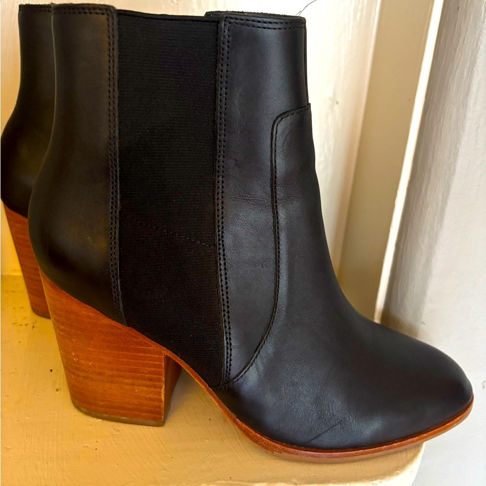Soludos Emma leather heeled bootie. Very good used condition